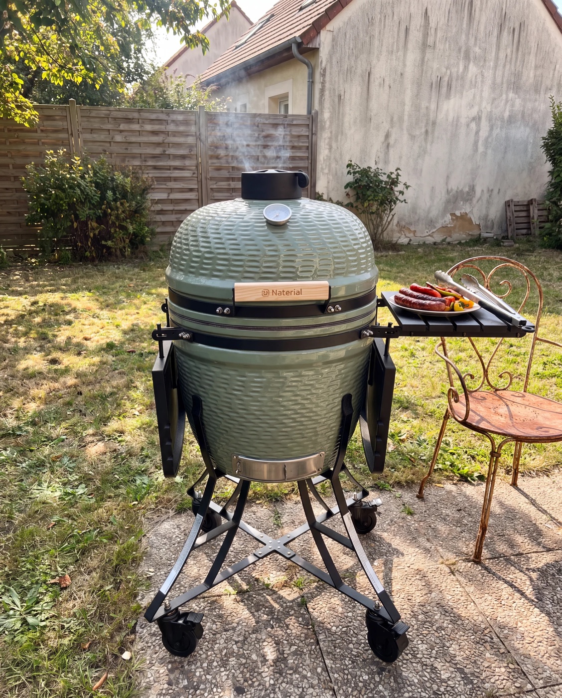Kamado NATERIAL installé sur une terrasse