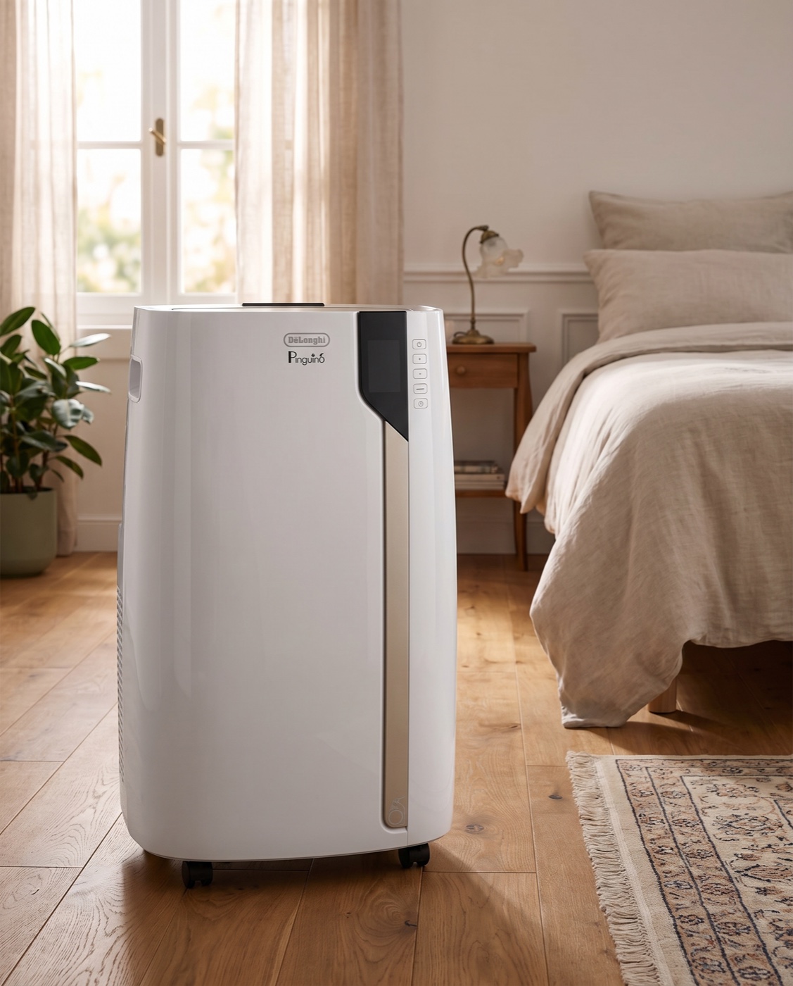 Climatiseur De’Longhi Pinguino installé dans une chambre